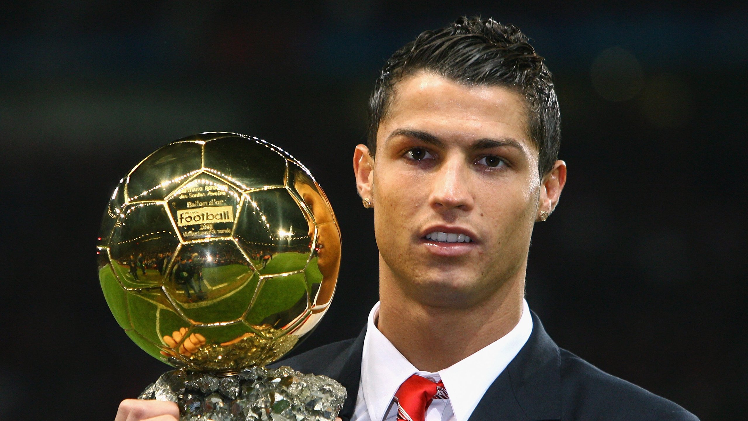 中国足球国家队球员身体素质提升方案实施,足球运动员身体素质训练